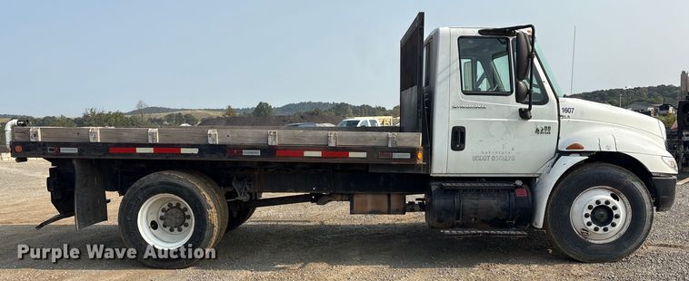 image for item EC4406 2005 International 4300 flatbed truck