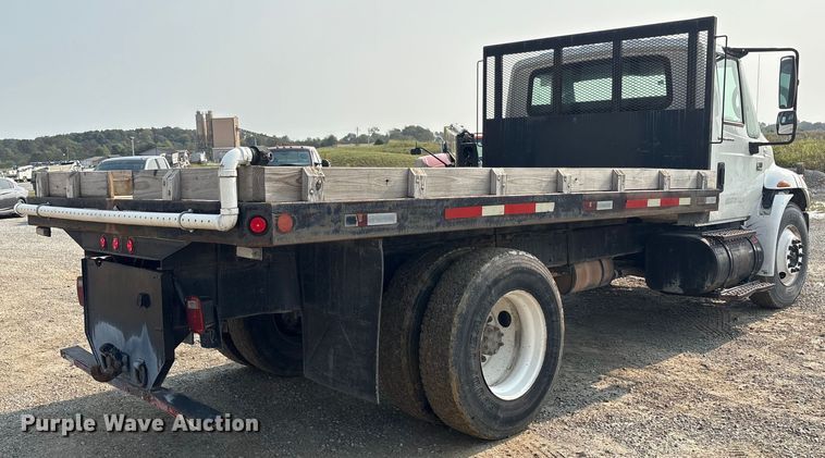 image for item EC4406 2005 International 4300 flatbed truck