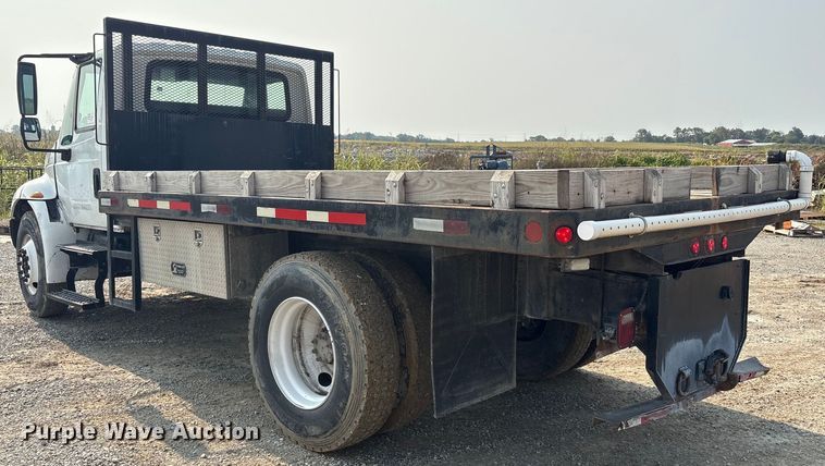 image for item EC4406 2005 International 4300 flatbed truck