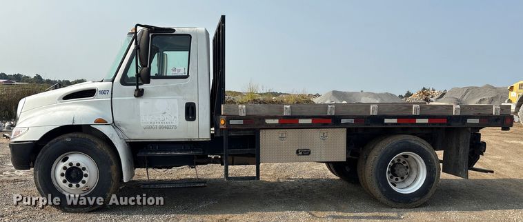 image for item EC4406 2005 International 4300 flatbed truck