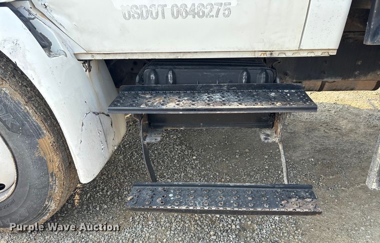 image for item EC4406 2005 International 4300 flatbed truck