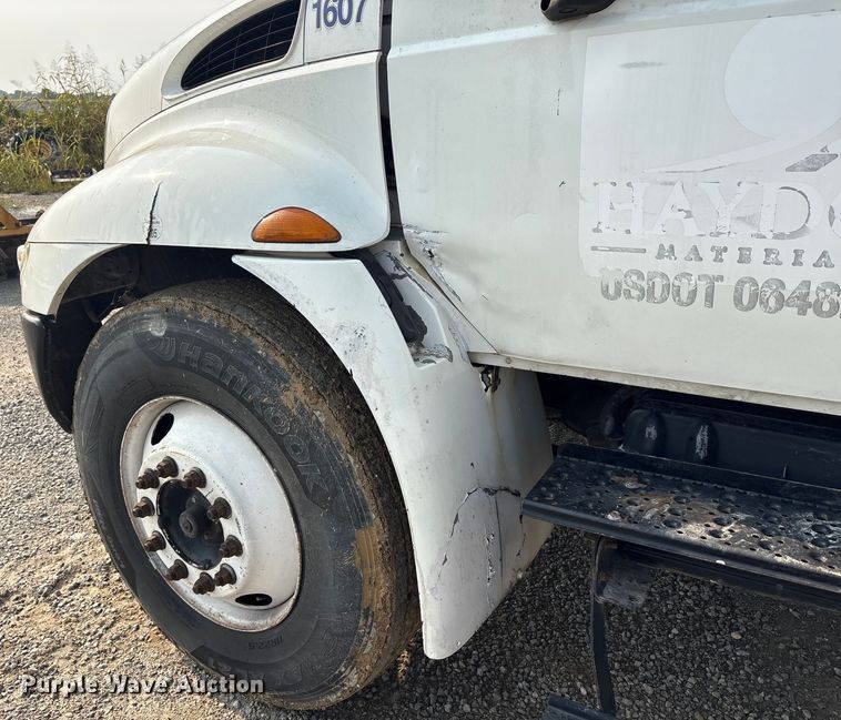 image for item EC4406 2005 International 4300 flatbed truck