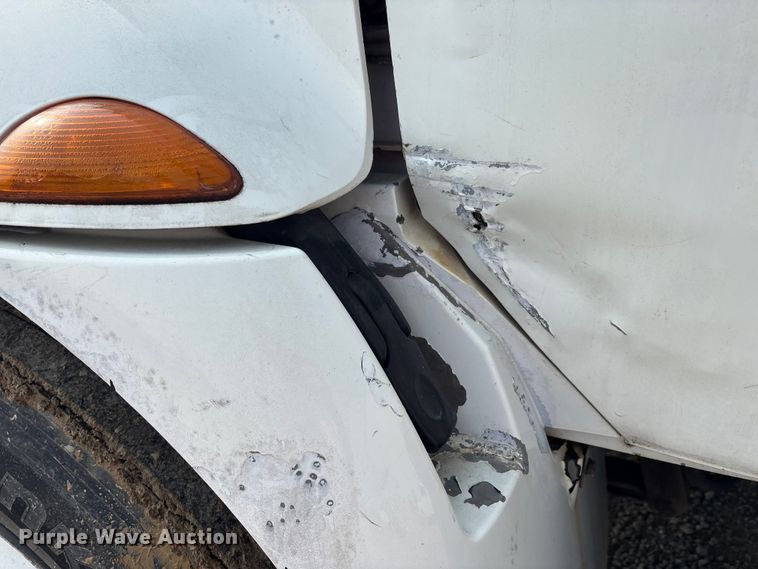 image for item EC4406 2005 International 4300 flatbed truck