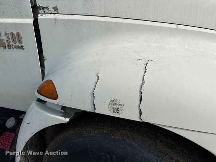 image for item EC4406 2005 International 4300 flatbed truck