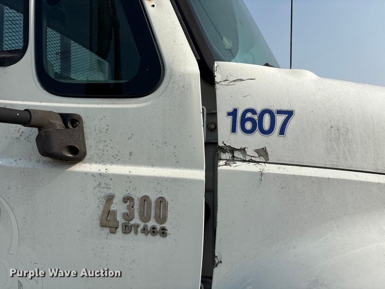 image for item EC4406 2005 International 4300 flatbed truck