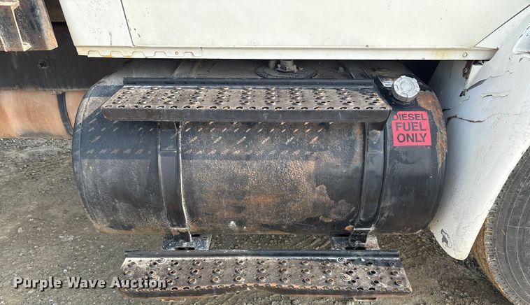 image for item EC4406 2005 International 4300 flatbed truck