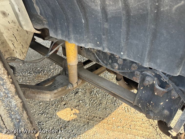 image for item EC4406 2005 International 4300 flatbed truck