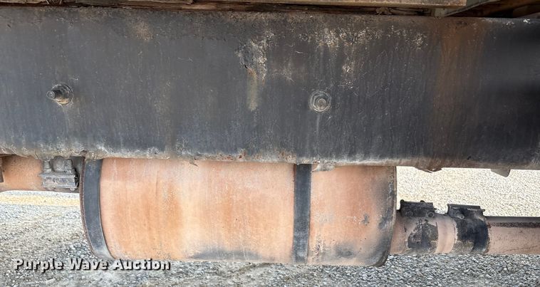 image for item EC4406 2005 International 4300 flatbed truck