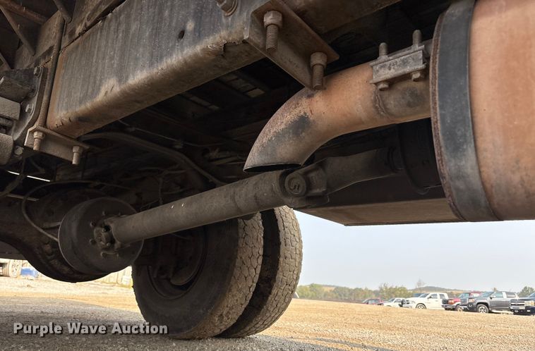 image for item EC4406 2005 International 4300 flatbed truck