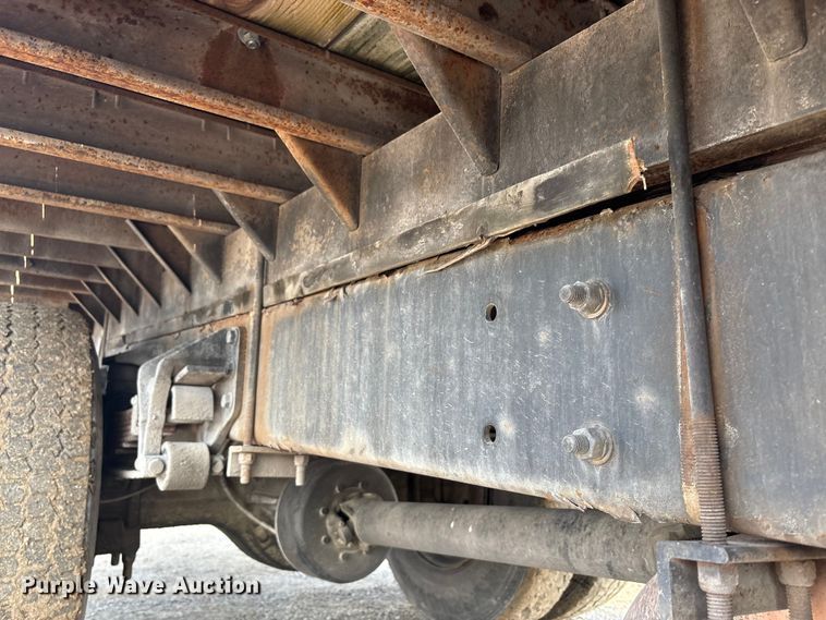 image for item EC4406 2005 International 4300 flatbed truck