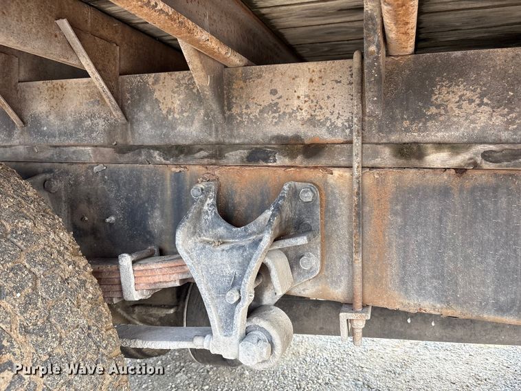 image for item EC4406 2005 International 4300 flatbed truck