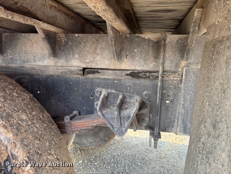 image for item EC4406 2005 International 4300 flatbed truck