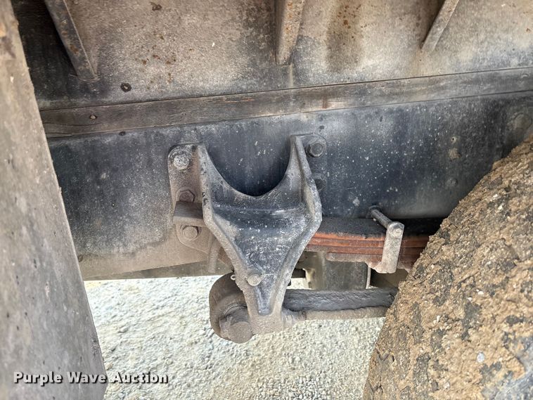 image for item EC4406 2005 International 4300 flatbed truck