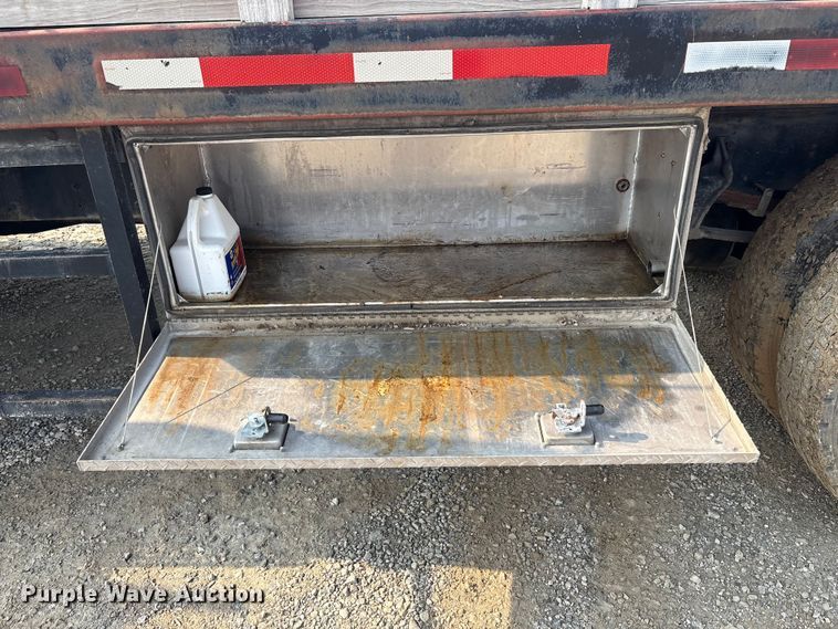 image for item EC4406 2005 International 4300 flatbed truck