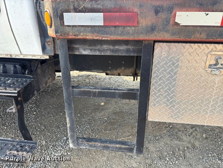 image for item EC4406 2005 International 4300 flatbed truck