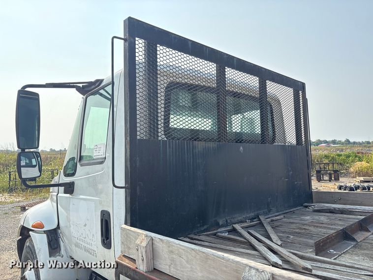 image for item EC4406 2005 International 4300 flatbed truck