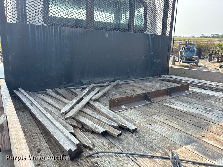 image for item EC4406 2005 International 4300 flatbed truck