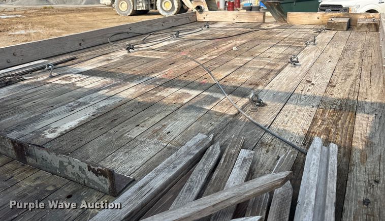 image for item EC4406 2005 International 4300 flatbed truck