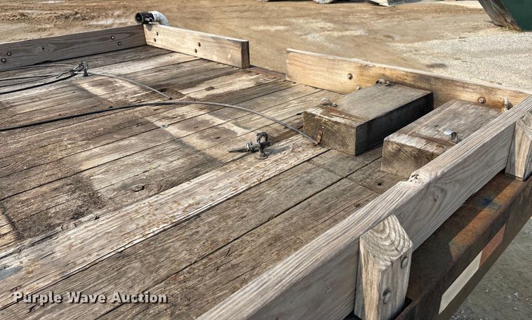 image for item EC4406 2005 International 4300 flatbed truck