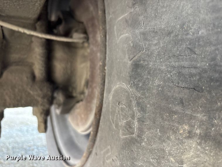 image for item EC4406 2005 International 4300 flatbed truck