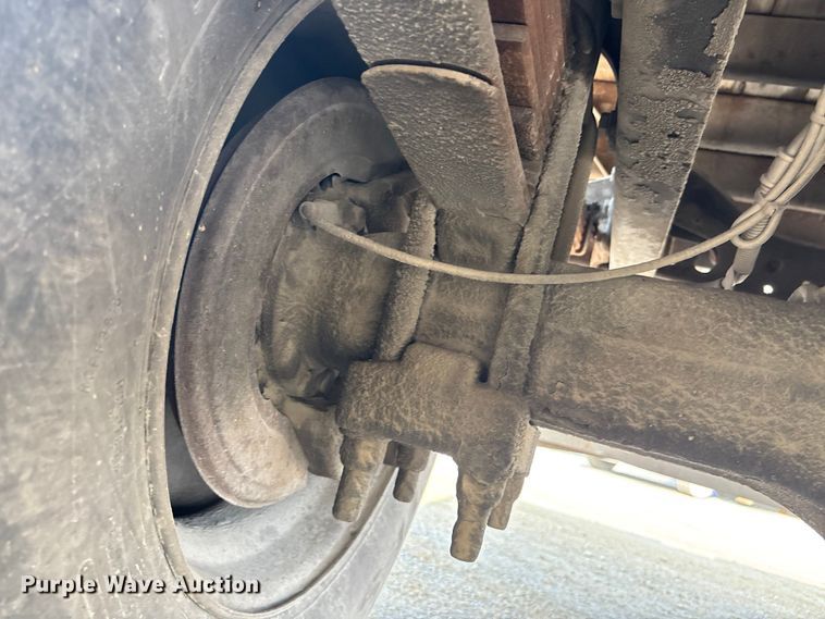 image for item EC4406 2005 International 4300 flatbed truck