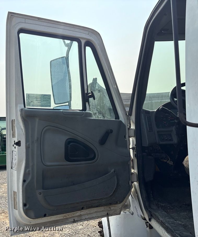 image for item EC4406 2005 International 4300 flatbed truck