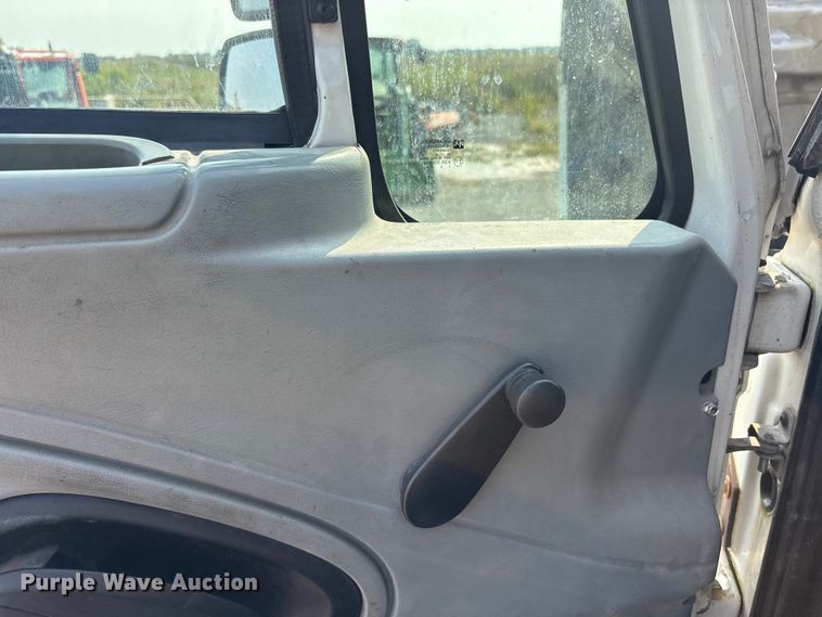 image for item EC4406 2005 International 4300 flatbed truck