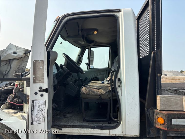 image for item EC4406 2005 International 4300 flatbed truck