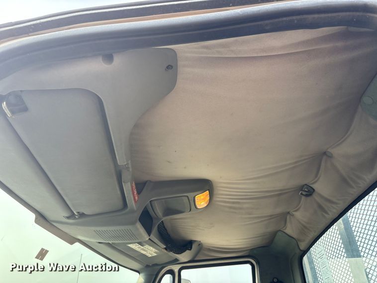 image for item EC4406 2005 International 4300 flatbed truck