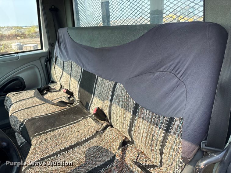 image for item EC4406 2005 International 4300 flatbed truck