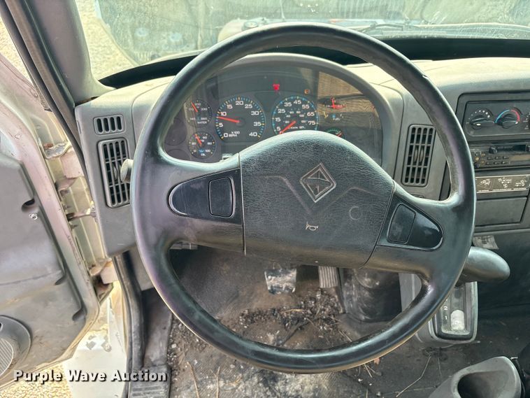 image for item EC4406 2005 International 4300 flatbed truck