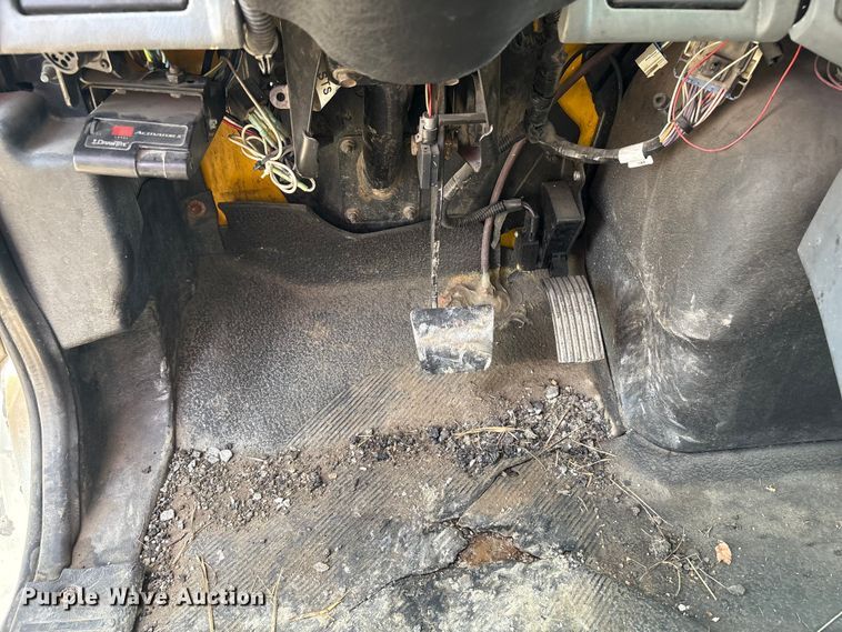 image for item EC4406 2005 International 4300 flatbed truck