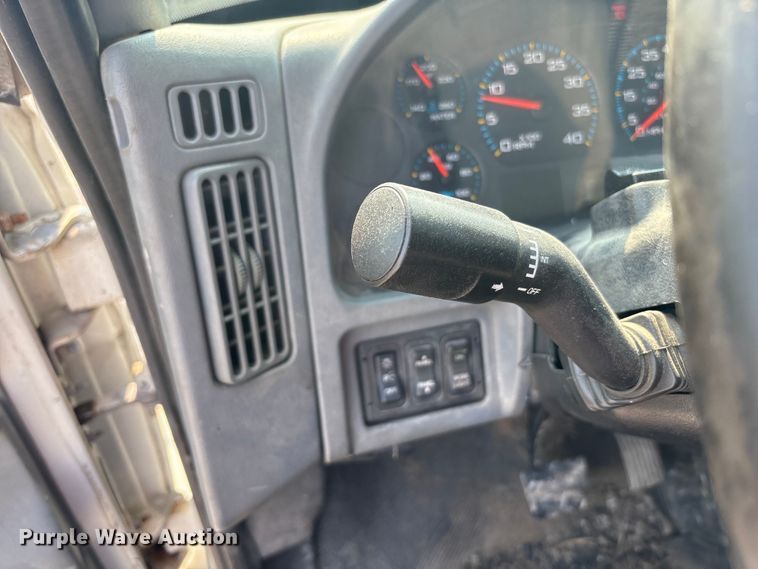 image for item EC4406 2005 International 4300 flatbed truck