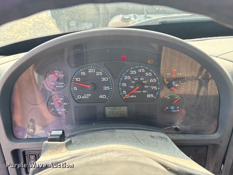 image for item EC4406 2005 International 4300 flatbed truck