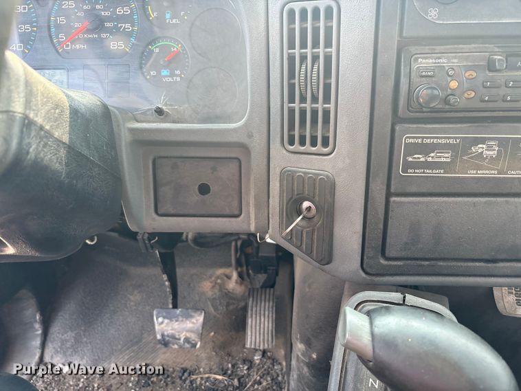 image for item EC4406 2005 International 4300 flatbed truck