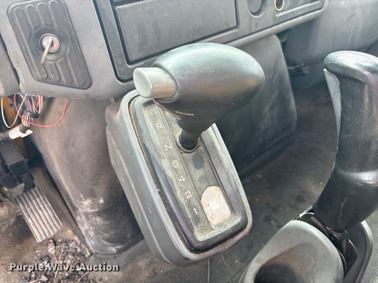 image for item EC4406 2005 International 4300 flatbed truck