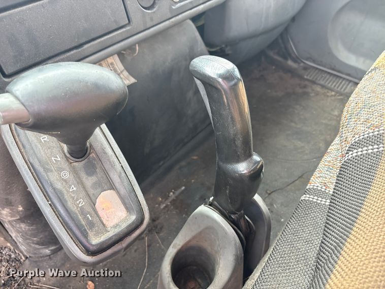 image for item EC4406 2005 International 4300 flatbed truck