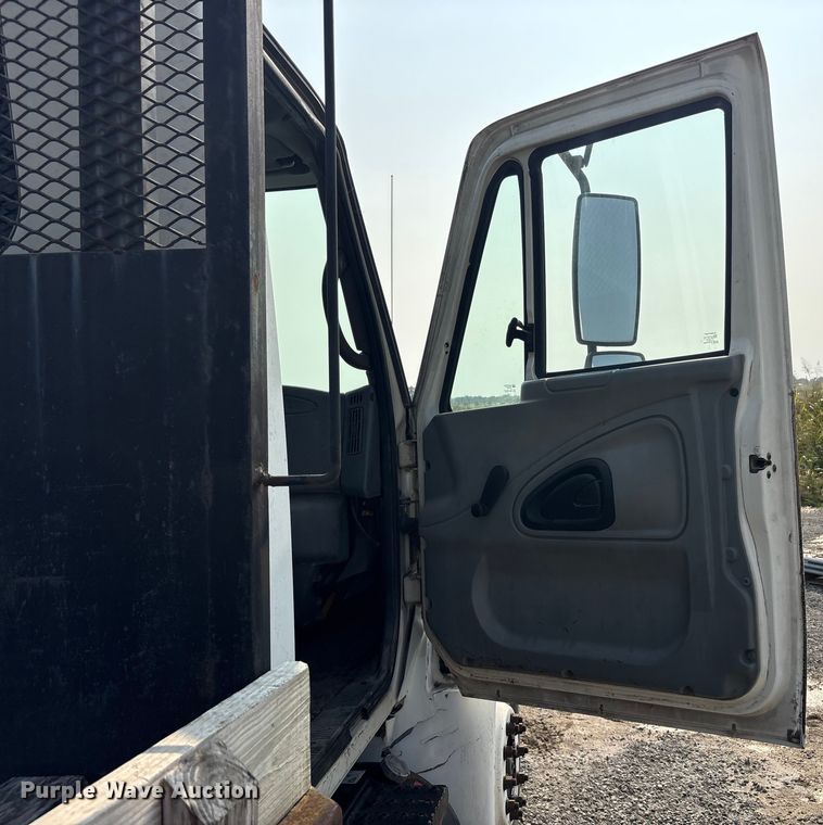 image for item EC4406 2005 International 4300 flatbed truck