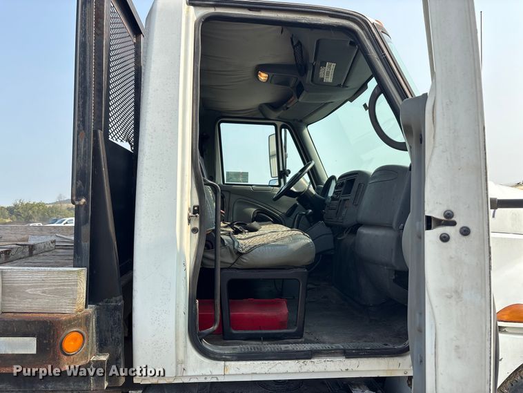 image for item EC4406 2005 International 4300 flatbed truck