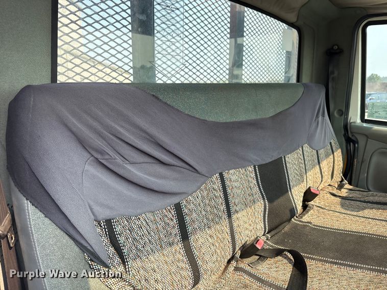 image for item EC4406 2005 International 4300 flatbed truck