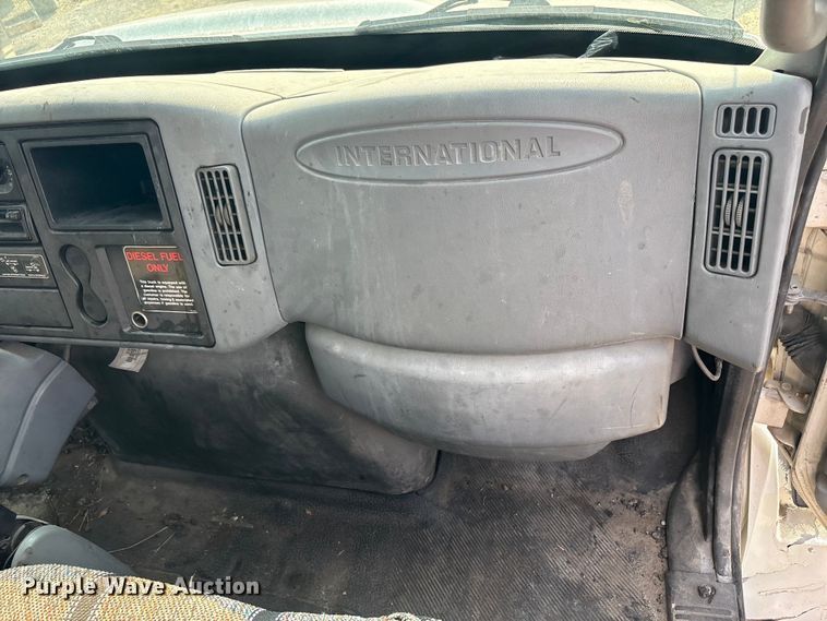 image for item EC4406 2005 International 4300 flatbed truck