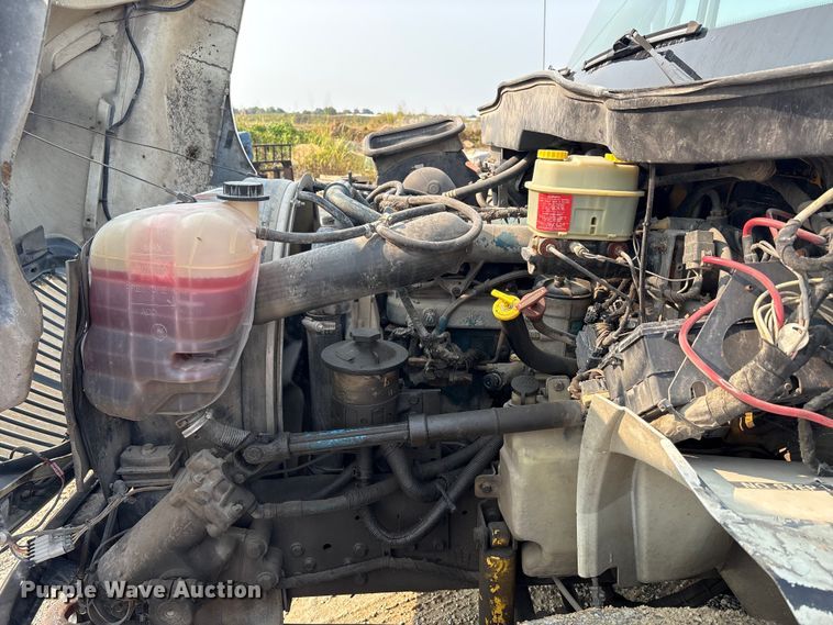 image for item EC4406 2005 International 4300 flatbed truck