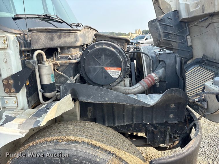 image for item EC4406 2005 International 4300 flatbed truck