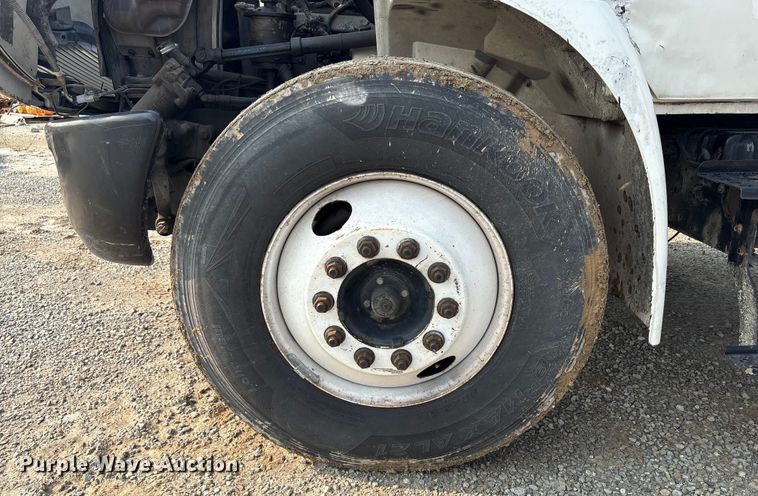 image for item EC4406 2005 International 4300 flatbed truck