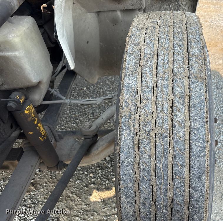 image for item EC4406 2005 International 4300 flatbed truck