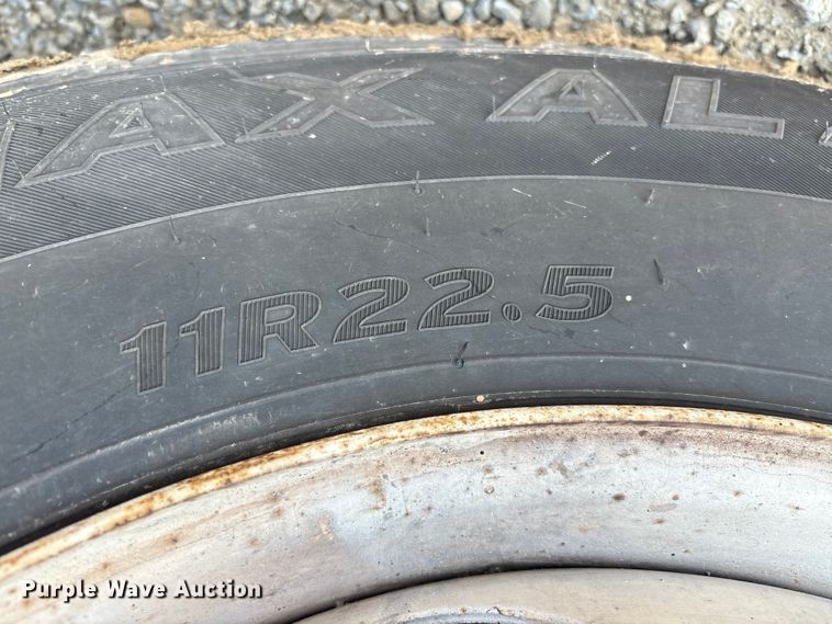 image for item EC4406 2005 International 4300 flatbed truck