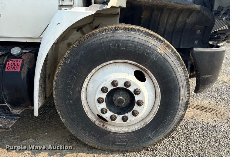 image for item EC4406 2005 International 4300 flatbed truck