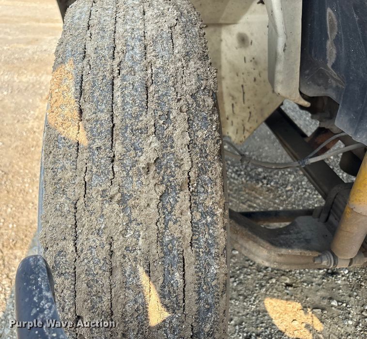 image for item EC4406 2005 International 4300 flatbed truck