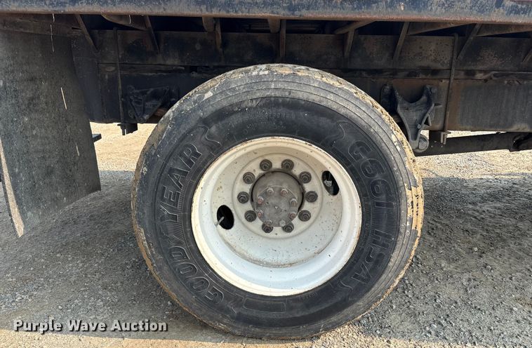 image for item EC4406 2005 International 4300 flatbed truck