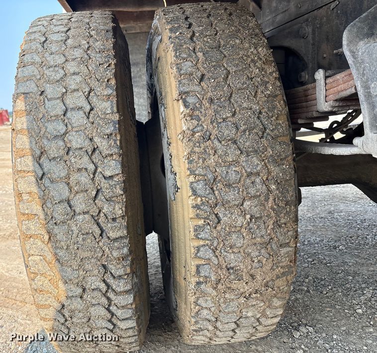 image for item EC4406 2005 International 4300 flatbed truck